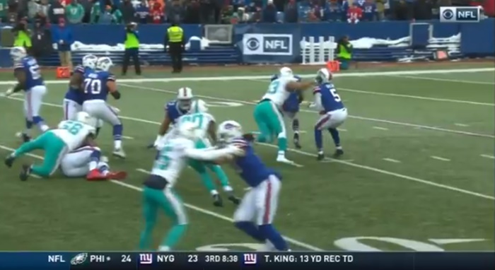 Did Dolphins Ndamukong Suh Accidentally Punch Bills QB Tyrod Taylor?