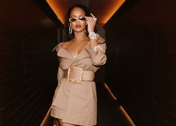 Rihanna Supports Kaepernick by Declining Super Bowl half-time
