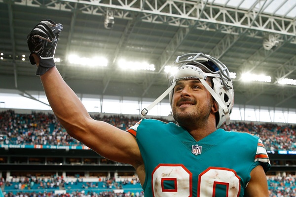 Dolphins Release Danny Amendola; Patriots Interested in WR