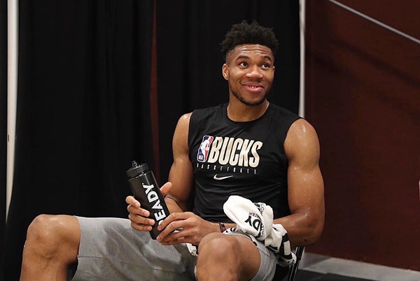 Giannis Antetokounmpo Hints He Wants To Join Lakers
