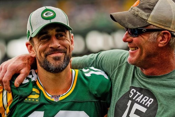 QB Aaron Rodgers Wants A New Contract; Packers Say "He'll Stay Green"