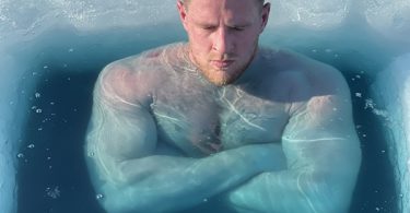 JJ Watt is FROZEN in Outdoor Ice Bath with Brothers