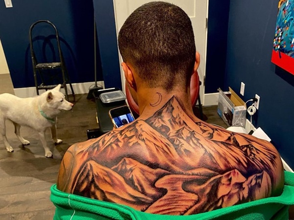 Kyle Kuzma Get MASSIVE Tribute Back Tattoo To Utah